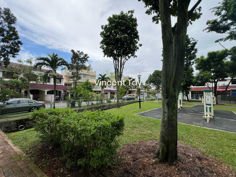 PARK FACING FREEHOLD TERRACE photo 6