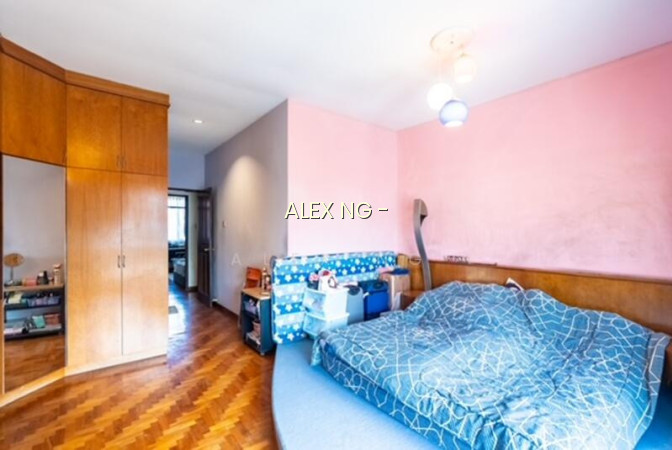 CHEAP! CHEAP! CHEAP! 3STY CORNER TERRACE, 5 BDRMS, GOOD LAYOU, UNBLOCK, MRT photo 4