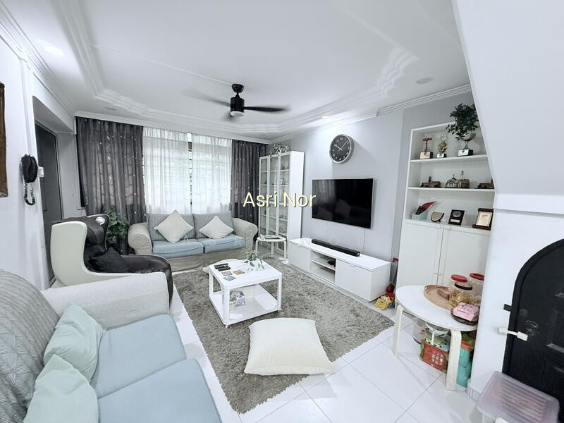 163 Yung Ping Road image 1 of 10