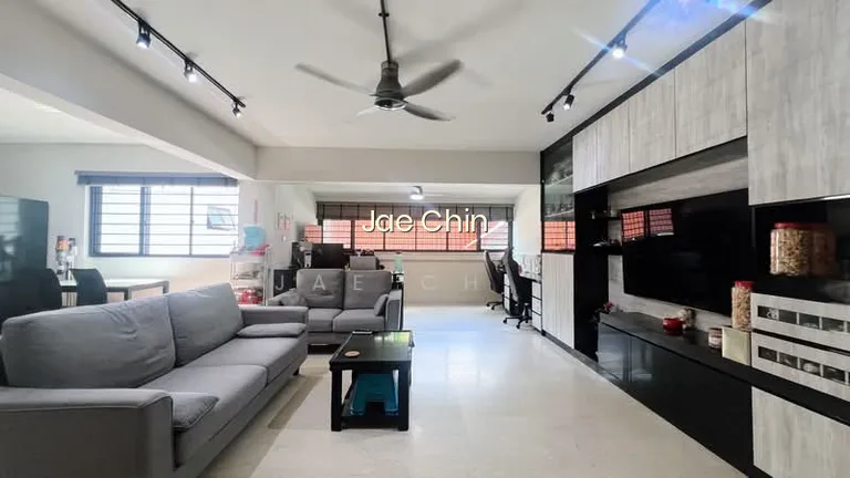 654 Hougang Avenue 8 image 1 of 10
