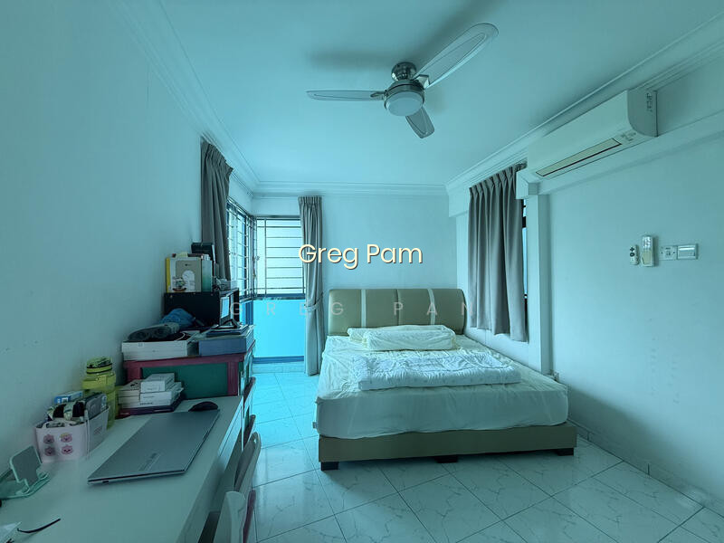 469 ADMIRALTY DRIVE photo 3