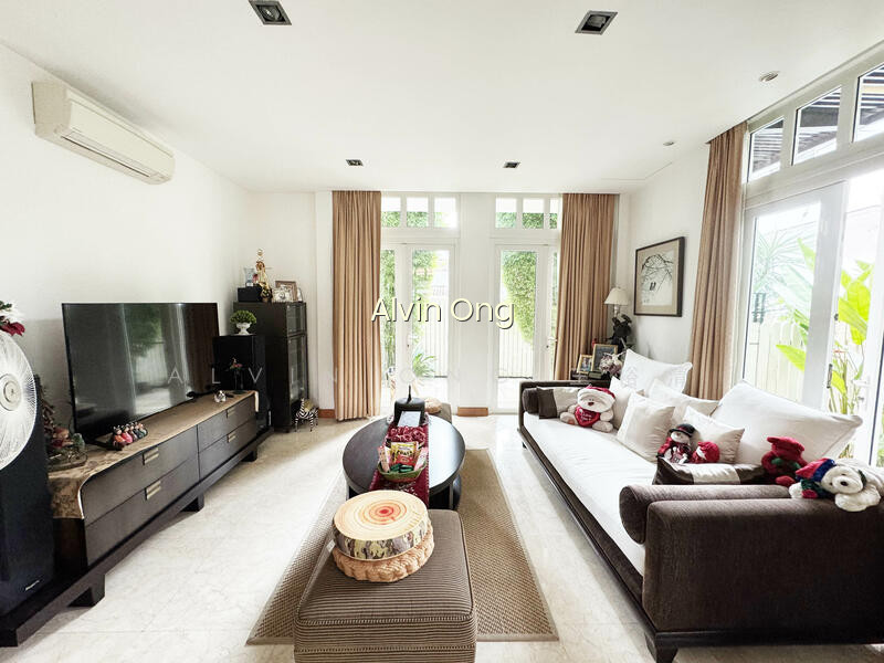 MAJESTIC DETACHED WITH HUGE GARDEN FOR SALE! image 1 of 10