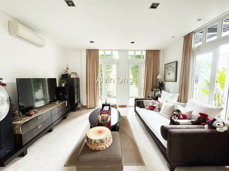Majestic Detached With Huge Garden for Sale! image 1 of 10
