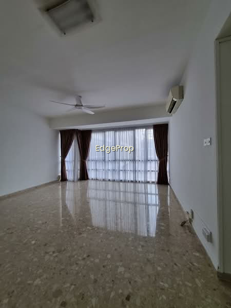 UE SQUARE photo 6