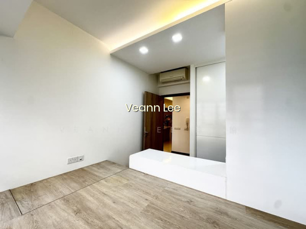 WATERFRONT GOLD 9