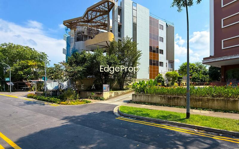 SINGLE LEVEL PENTHOUSE VERY RARE, (PRIVATE COMMON POOL) photo 3