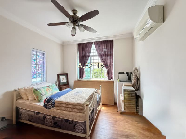 1KM MARIS STELLA, MRT, 3STY CORNER TERR, GD LAYOUT, BRIGHT, GD WIND FLOW photo 3