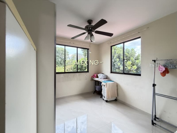 CHEAP! WIDE FRONTAGE, 3STY SEMI D, MID OF 3 MRT, NEARBY AMENITIES, SERIOUSE SELLER, GOOD PRICE photo 3