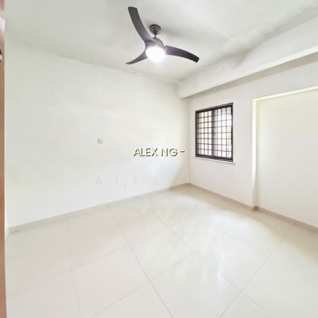 CHEAP! WIDE FRONTAGE, 3STY SEMI D, MID OF 3 MRT, NEARBY AMENITIES, SERIOUSE SELLER, GOOD PRICE photo 6