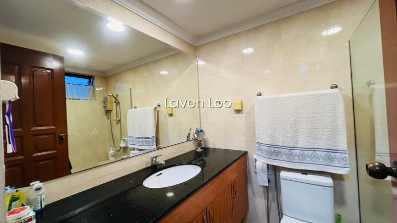 KEMBANGAN MRT FREEHOLD 3 STOREYS MOVE IN CONDITION photo 3