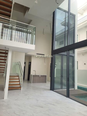 WHITLEY RESIDENCE photo 2