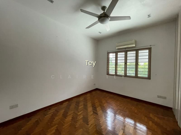 NEW EXCLUSIVE LISTING. HUGE, WELL-MAINTAINED TERRACE HOUSE LOCATED DIRECTLY OPPOSITE PLMGS photo 2