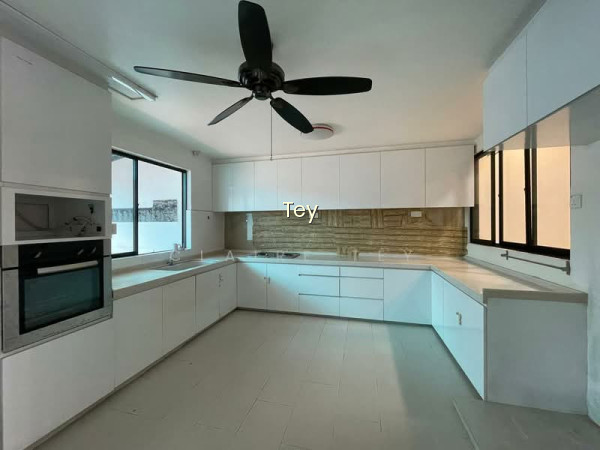 NEW EXCLUSIVE LISTING. HUGE, WELL-MAINTAINED TERRACE HOUSE LOCATED DIRECTLY OPPOSITE PLMGS photo 3