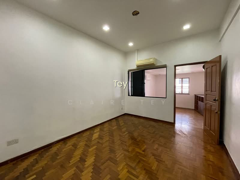 NEW EXCLUSIVE LISTING. HUGE, WELL-MAINTAINED TERRACE HOUSE LOCATED DIRECTLY OPPOSITE PLMGS photo 4
