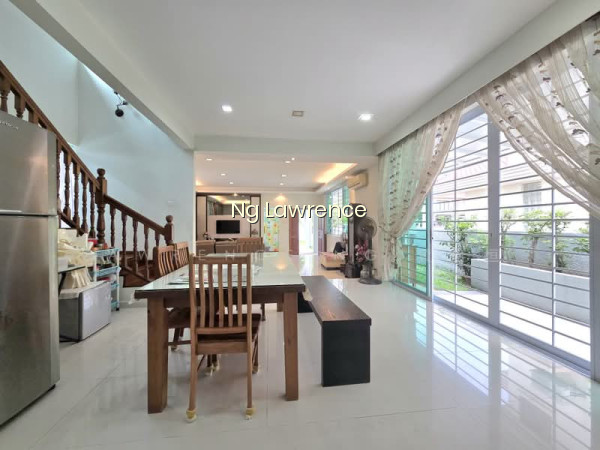 2 STOREY DETACHED HOUSE ON BIG RECTANGULAR PLOT FOR SALE photo 2