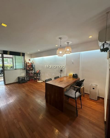 102 COMMONWEALTH CRESCENT photo 2
