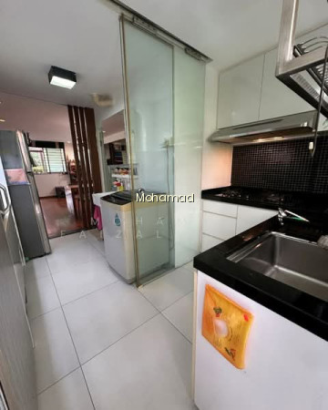 102 COMMONWEALTH CRESCENT photo 3