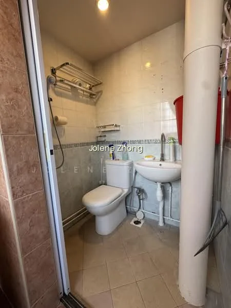 577 Hougang Avenue 4 image 1 of 8