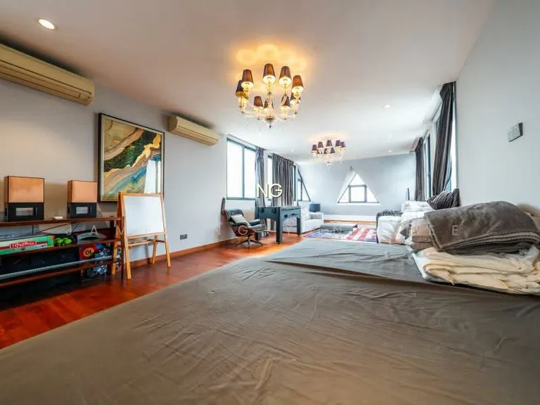 Modern Resort Bungalow, 1KM to Nanyang Primary 独立，优 质 洋 房 打折出 售. Privacy. James Ng 83839800 image 1 of 3