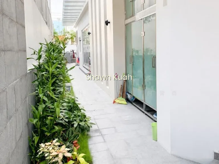 Bungalow Along Ripley Crescent at Serangoon Garden image 1 of 10