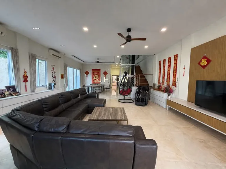 Renovated 2.5 Storey Corner-T @Sembawang Hills Estate 1KM to Chij image 1 of 5