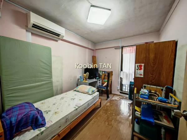 102 HENDERSON CRESCENT photo 6