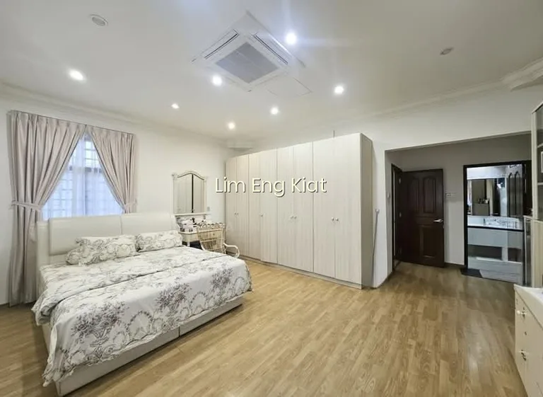 LANDED7772@ 2 Storey With Attic Detached Near Mrt. 8.6.8.7.7.7.7.2 image 1 of 9