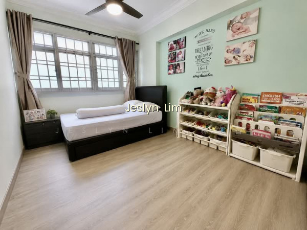 477 SEMBAWANG DRIVE photo 6