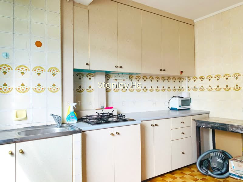 103 HENDERSON CRESCENT photo 5