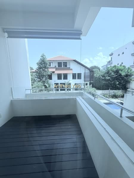 EAST SIGNATURE photo 6
