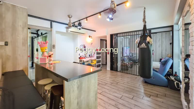 101 HENDERSON CRESCENT photo 2