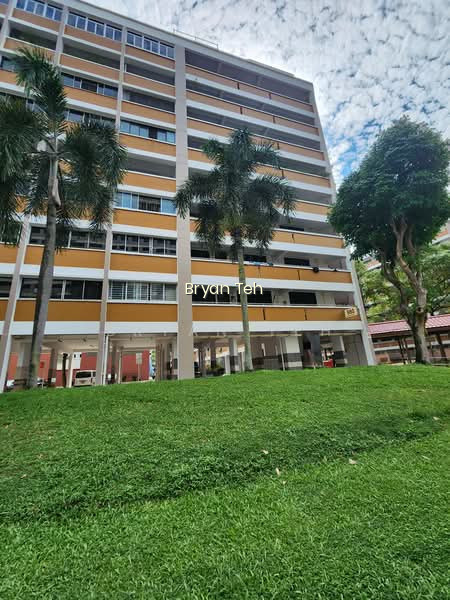 880 TAMPINES AVENUE 8 image 1 of 9