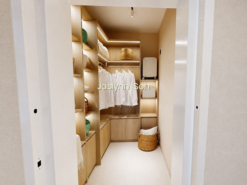 RARE FREEHOLD 4 BEDDER NEXT TO MRT & 1KM TO TEMASEK PRIMARY image 1 of 8