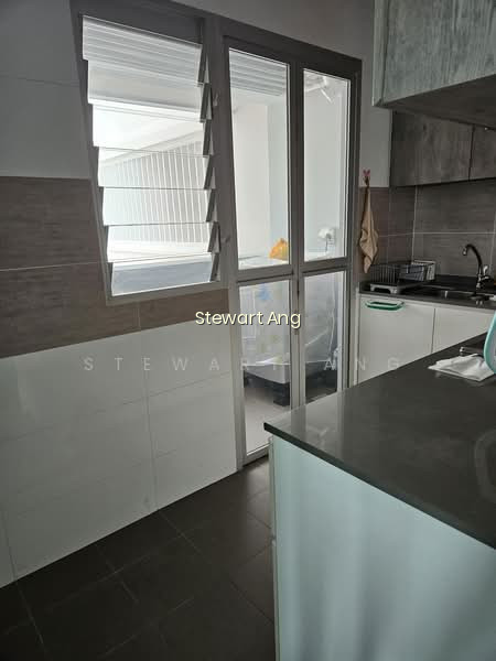 573A WOODLANDS GLEN image 1 of 2