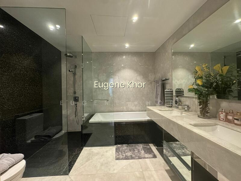 !!! CITY LIVING !!! LUXURY LIVING !!! RARE AND PRESTIGIOUS !!! photo 3