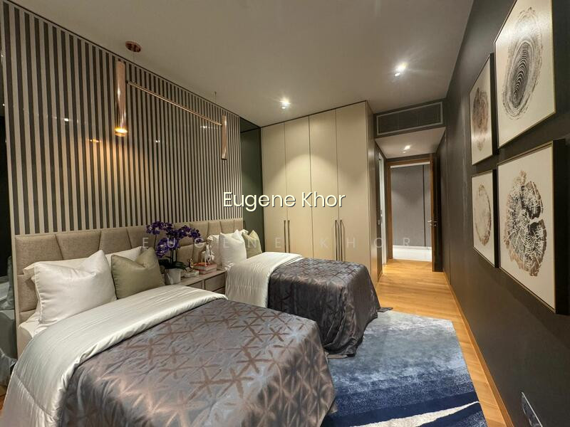 !!! CITY LIVING !!! LUXURY LIVING !!! RARE AND PRESTIGIOUS !!! photo 4