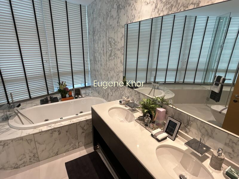 !!! CENTRALLY LOCATED !!! LUXURY LIVING !!! RARE AND PRESTIGIOUS !!! photo 4