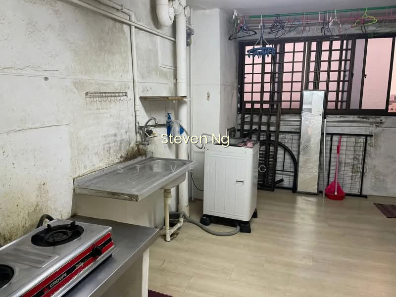 187 BOON LAY AVENUE photo 2