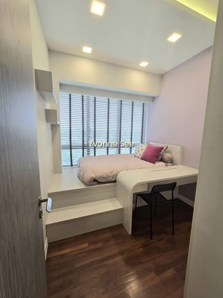 D LEEDON photo 3