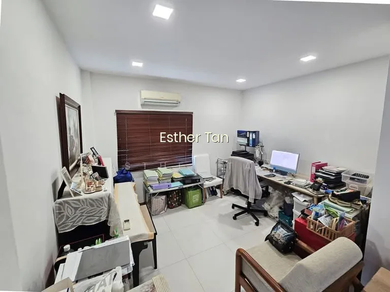 Linked Bungalow at Sunset Way! Large Land Size! 1KM to Nan Hua Pri Sch! image 1 of 10
