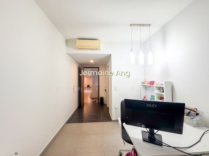 LARGE 2 BEDROOM SWIMMING POOL VIEW HIGH CEILING HEIGHT image 1 of 10