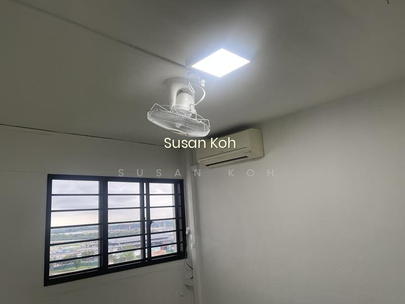 211 BOON LAY PLACE photo 2