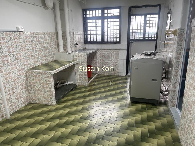 211 BOON LAY PLACE photo 3