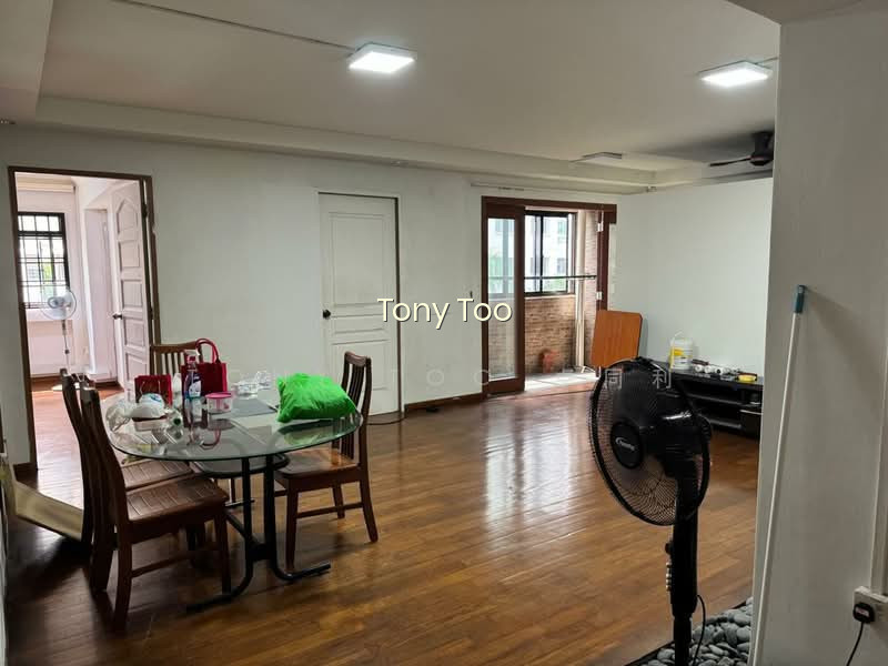 407 SEMBAWANG DRIVE image 1 of 10