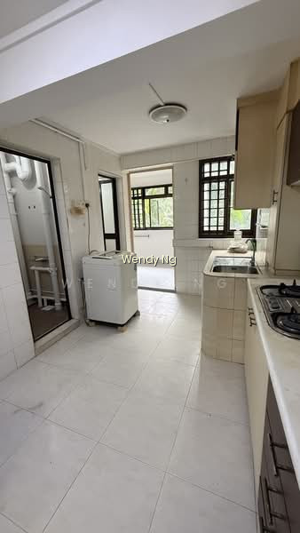 105 HENDERSON CRESCENT photo 2