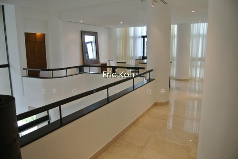 THE COLONNADE 8