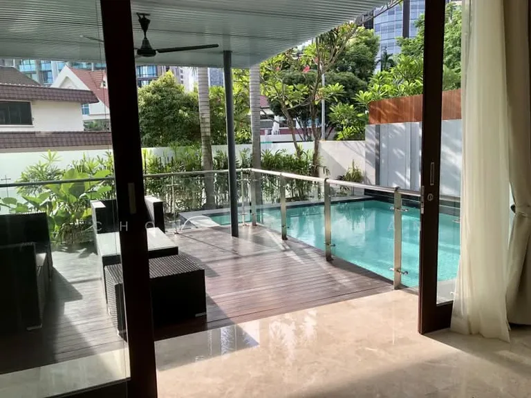 Modern 2 1/2 Storey Detached House image 1 of 10