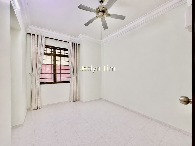 321 SEMBAWANG CLOSE image 1 of 9
