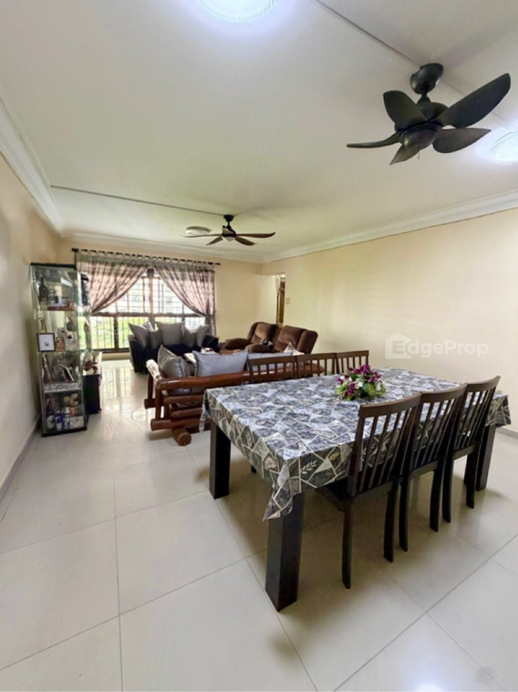 183A RIVERVALE CRESCENT image 1 of 10