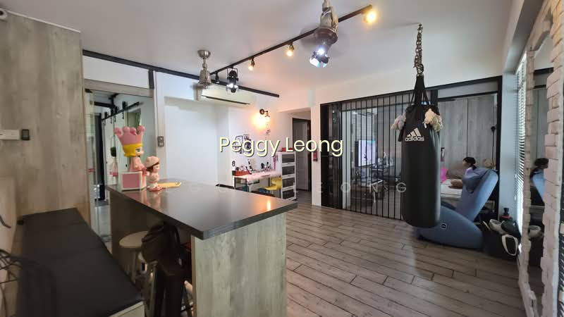 101 HENDERSON CRESCENT photo 3